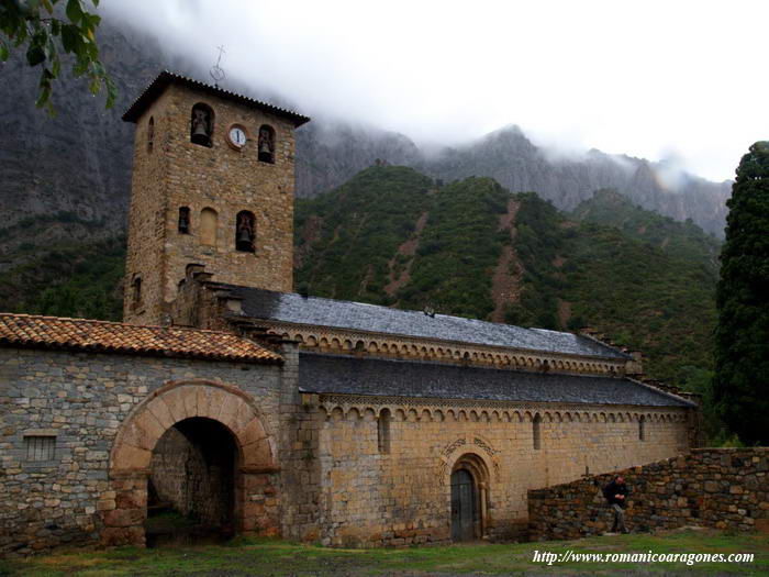 VISTA SUR DEL MONASTERIO AL DESPUNTAR EL SOL EN LAS CRESTAS